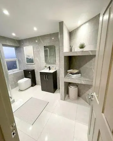 Stunning 2 Bed Near Pub, Cafe, Lakes And Countryside Walks. Parking